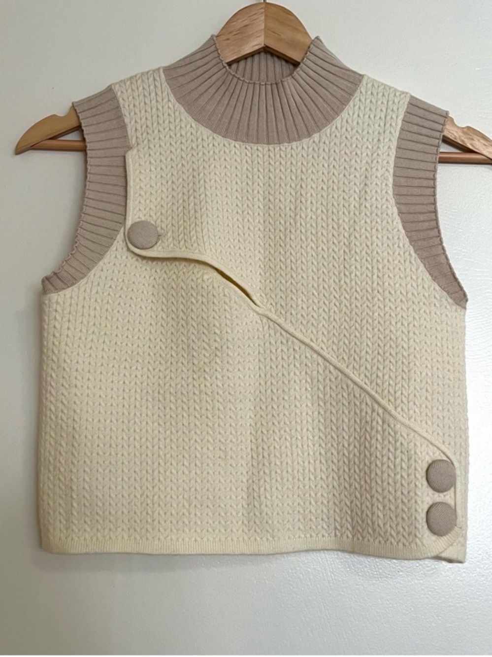NWOT - FIND ME NOW Lily Knit
Textured Mock Neck Sweater Tank
Top Oat Color